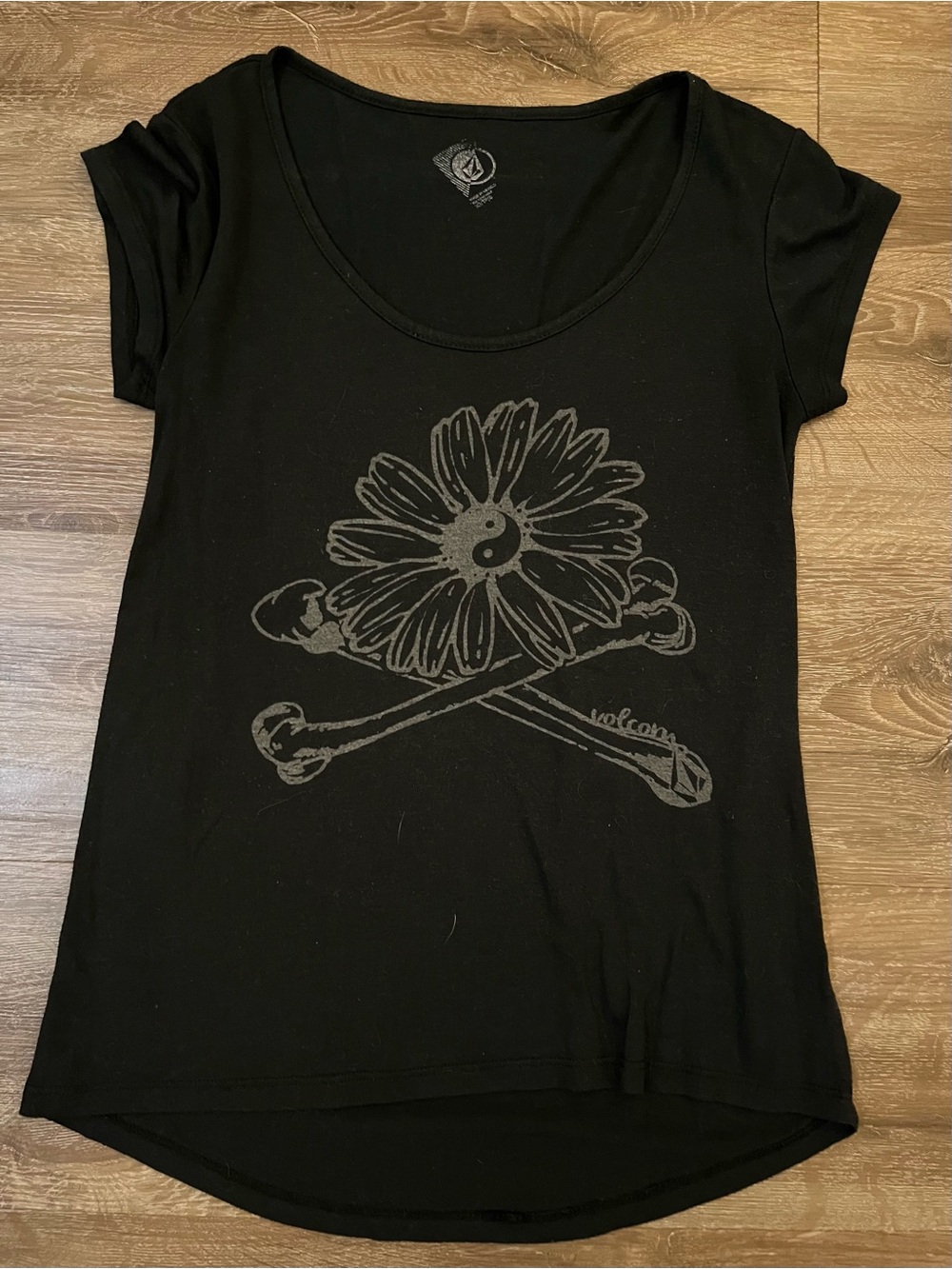 Vintage Volcom Women's Black Daisy Graphic Scoop Neck Tee